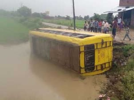 School bus turnaround, fifteen injured