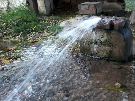 Jlnigm fallen from tap water wasted