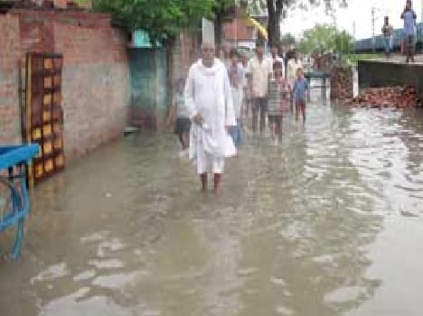 The water entered the houses , half a dozen migrant family