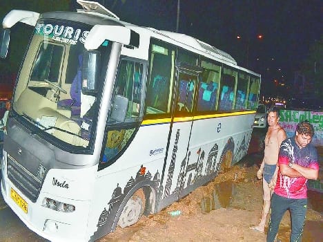 road drown, tourist bus saved