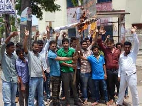 Student arrested the former president, fierce student