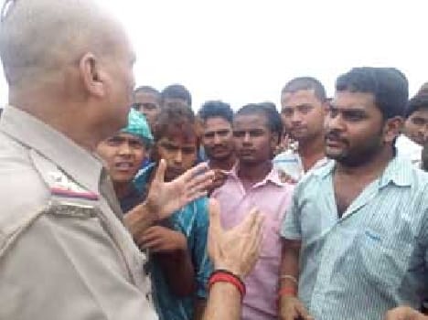 Jumped in the river and arrested two accused of theft