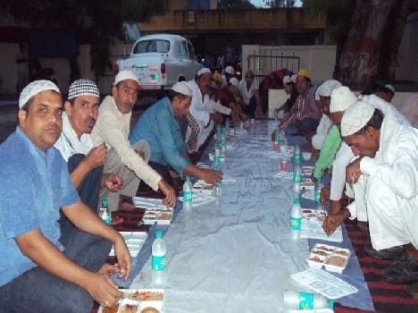 Host Roza ifttar by police station