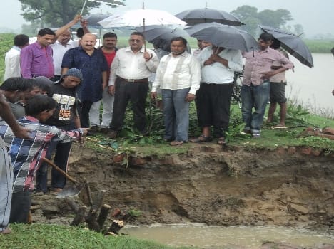 Sitapur branch canal cut hundreds of acres of crops submerged