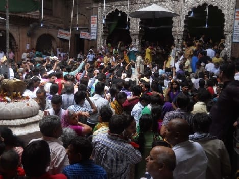 mismanagement in bankebihari temple create problem to devotee