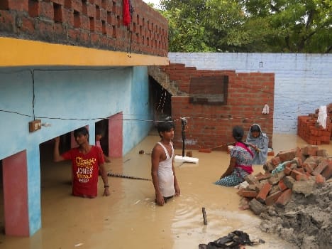 Strong wind and rain scattered the city