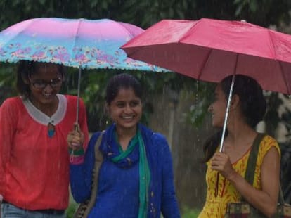 Weather turns colder in north India 