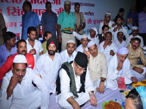 Rojedar descended the Iftar with Azam