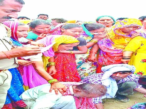 2 died due to avaidh khanan in yamuna