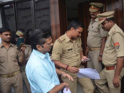 Woman accused ips amitabh thakur have sp connection