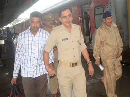 eve teasing in rajdhani express, army personnel arrested