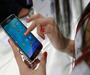 Beware, Fake iphones being sold in delhi market