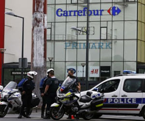 gunman make some people hostage