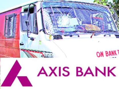 robbery of one crore 63 lakh from axis bank cash van in punjab
