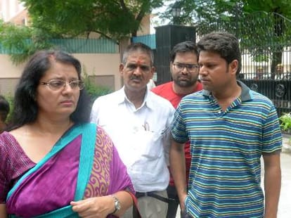 Sara's mother meets DGP.