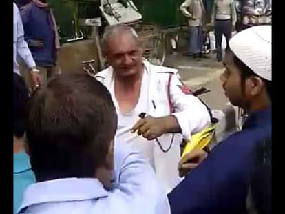 Two traffic policemen beaten by mob in delhi
