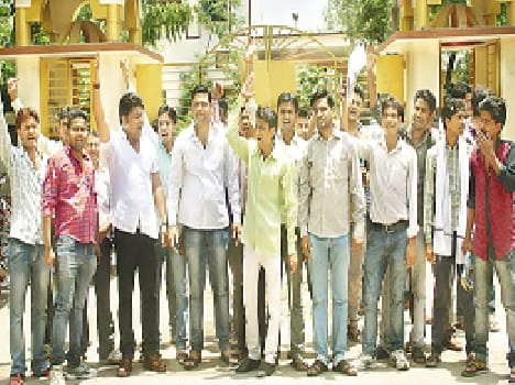 students protested against admission form fee