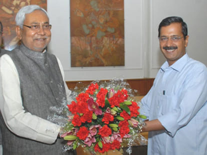 Nitish on stage in Delhi, Kejriwal birthday in bihar