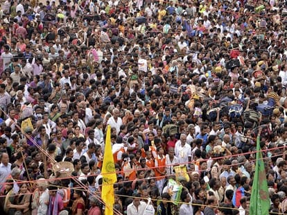Stampede in devghar with Police batons