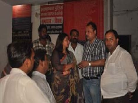 Nandi 's neighbors caught by the police , the mayor went to the police station