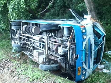 bus accident at una, 18 injured.