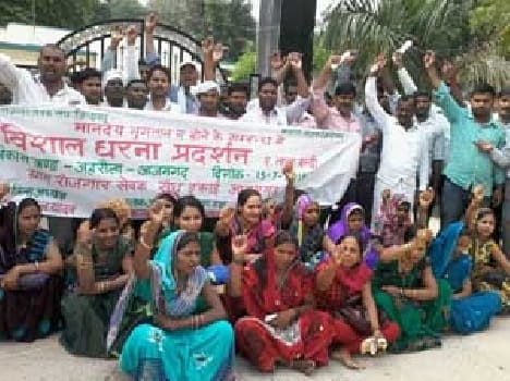 Payment of honorarium to the lockout