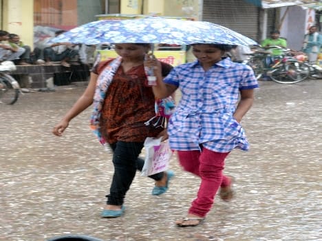 rimjhim barish sai mausam main tarawat, taapmaan main girawat