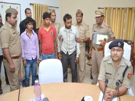 three arrested in loot at expressway