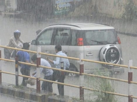 Heavy rain in Purvanchal many houses collapse, five killed.