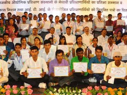 up goverment provide loan of 10 lakh to skilled youngsters