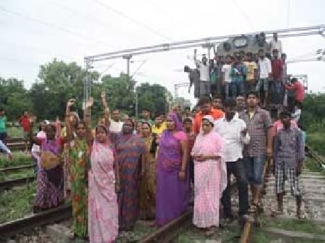 Anger of housewives junk, rail-road both jammed.
