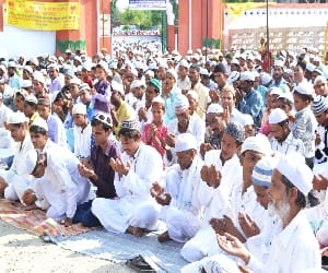 Thousands raised their hands in the peace of Allah Bargah