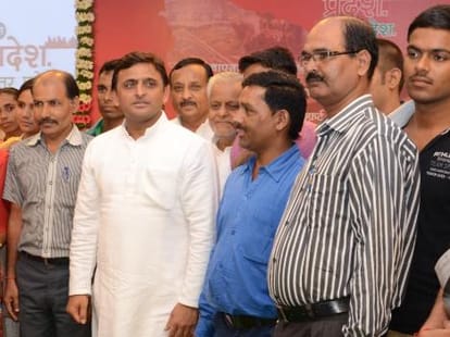 akhilesh yadav congratulate constable toppers