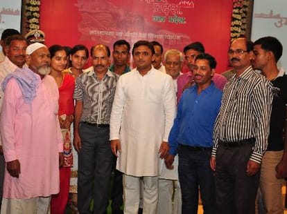 akhilesh yadav congratulate constable toppers