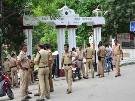 fight between student group in garhwal university.