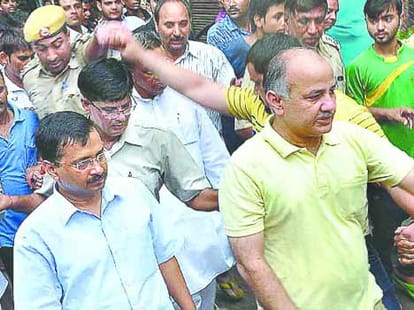 warrant issued against delhi cm Kejriwal