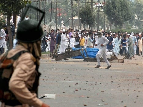 ISIS flags raised after eid prayers in srinagar
