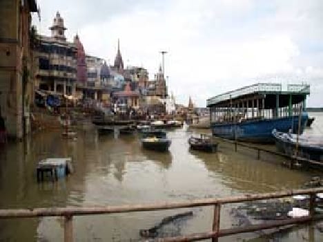 The Ganga water level has increased, two ghats broken Contact