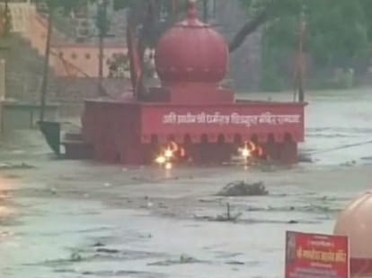 heavy rain mp, 12 dead