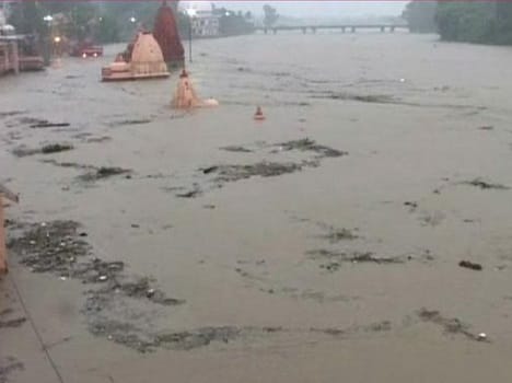 heavy rain mp, 12 dead