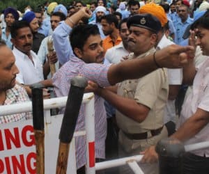 taxi driver beaten auto drivers in front of chandigarh police