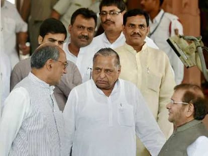 mulayam singh yadav break opposition Unity