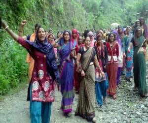 woman beaten the junkies in chamoli.