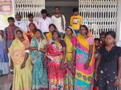 The police left the village fled in fear of the people of Cnni
