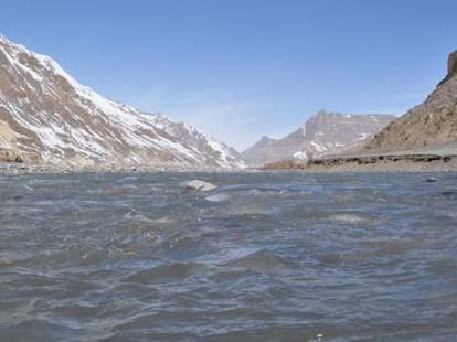 four people missing after car falls into spiti river 