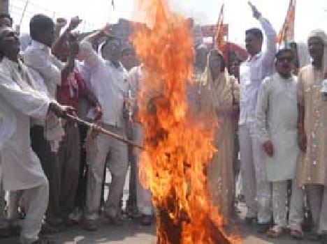 Badagaav Tirahe pm on the effigy of the Congress Jngiganj combustion 