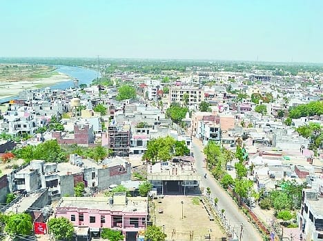 The population living in the lap of the Yamuna without permission