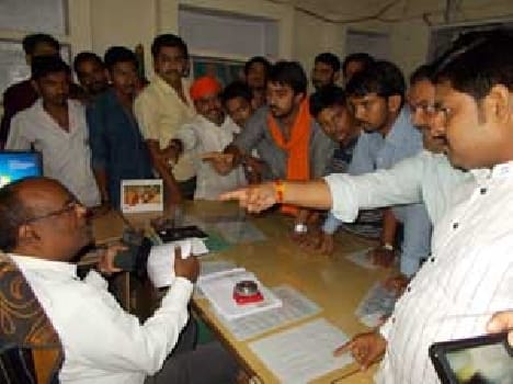 Bajayumo workers besiege 