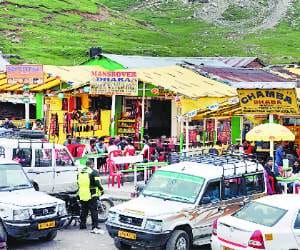 overcharging on food items on the way to rohtang near madi.