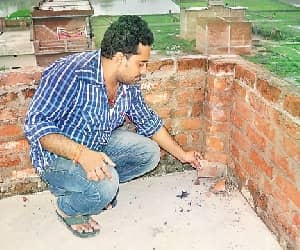 crack on house due to boulder blast.